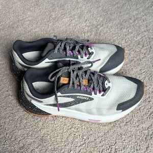 Brooks Women's Gray and Black Running Sneakers- Size 10